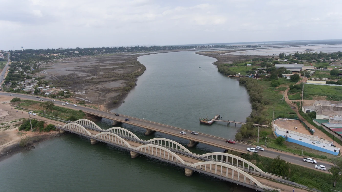 Vista aérea de uma ponte e das ligações rodoviárias junto ao rio