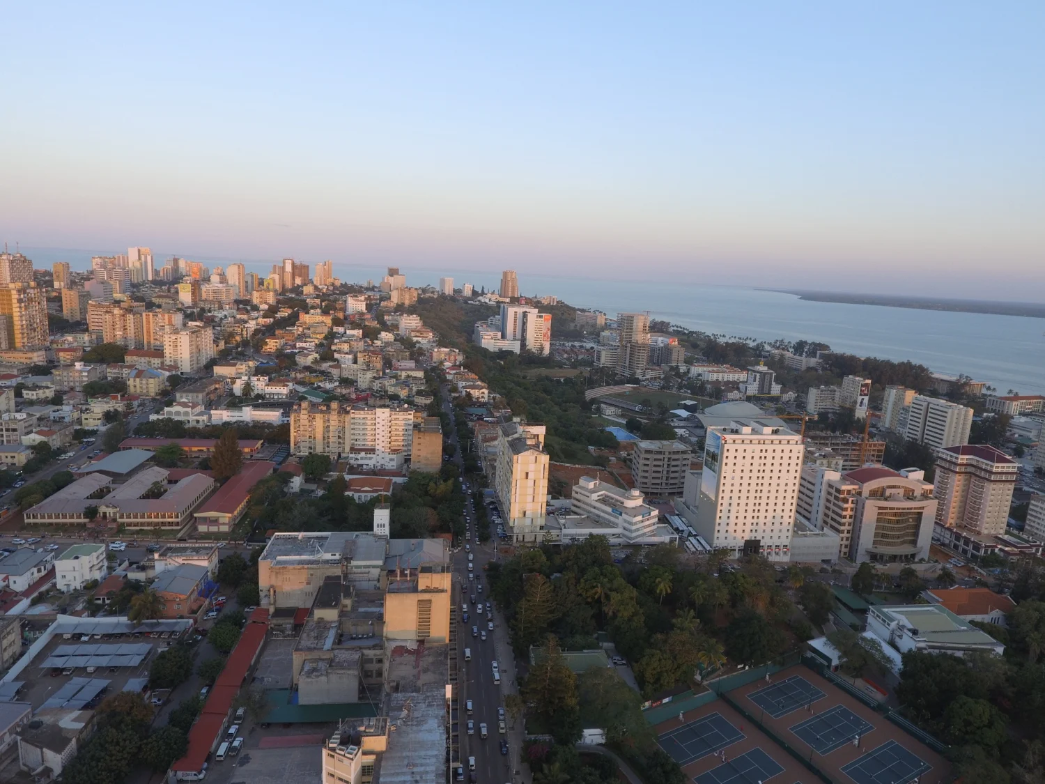 Vista aérea de Maputo e da costa